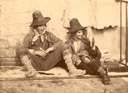 Pifferari assis devant un mur - circa 1853-1855